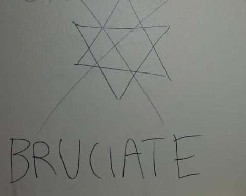Svastiche e scritte antisemite sui muri del Liceo Cassini di Genova