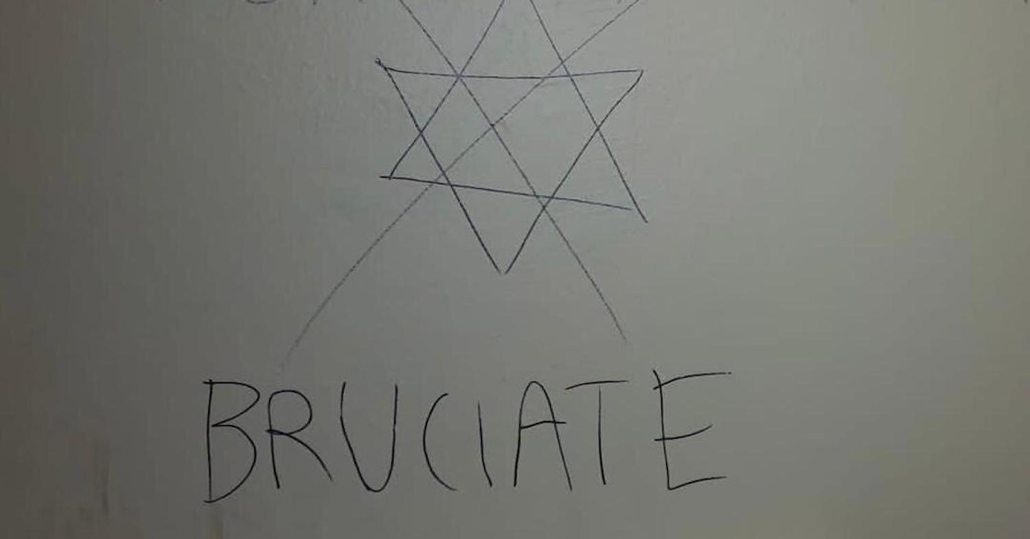 Svastiche e scritte antisemite sui muri del Liceo Cassini di Genova