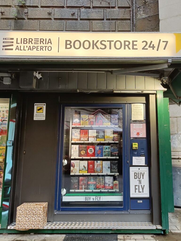 Distributore di libri a Genova. L'ennesimo buco nell'acqua