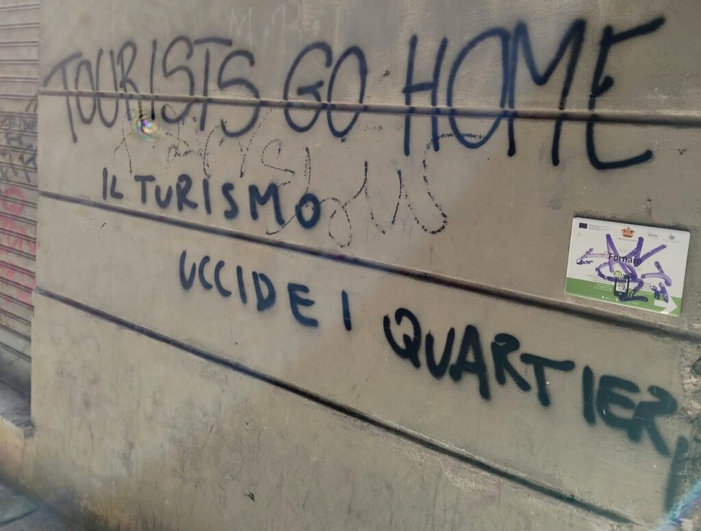 “L’overturism è un overstipendio per Genova”: l’over-sparata di Marco Bucci