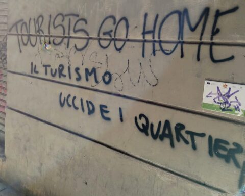 “L’overturism è un overstipendio per Genova”: l’over-sparata di Marco Bucci