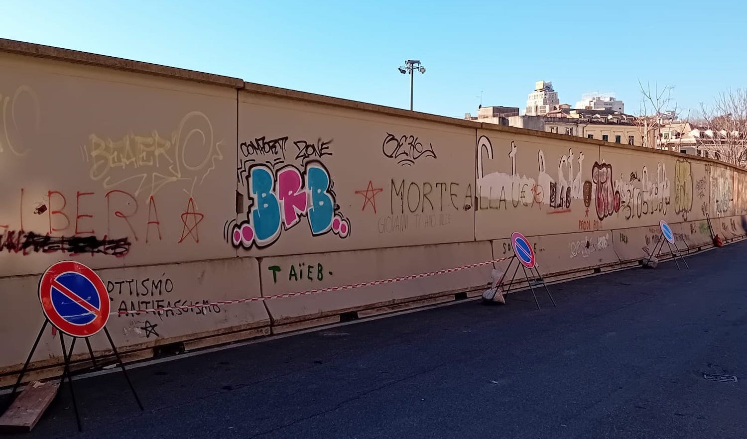 Via Montesano: una zona che in passato era considerata signorile ora si è vista crollare nella trascuratezza e nel degrado.