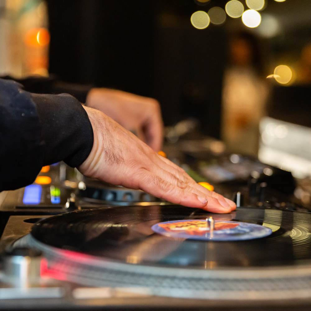 A Genova il nuovo sabato sera da Buratto: un pre-serata che sa di pomodoro, lievito madre e musica in vinile