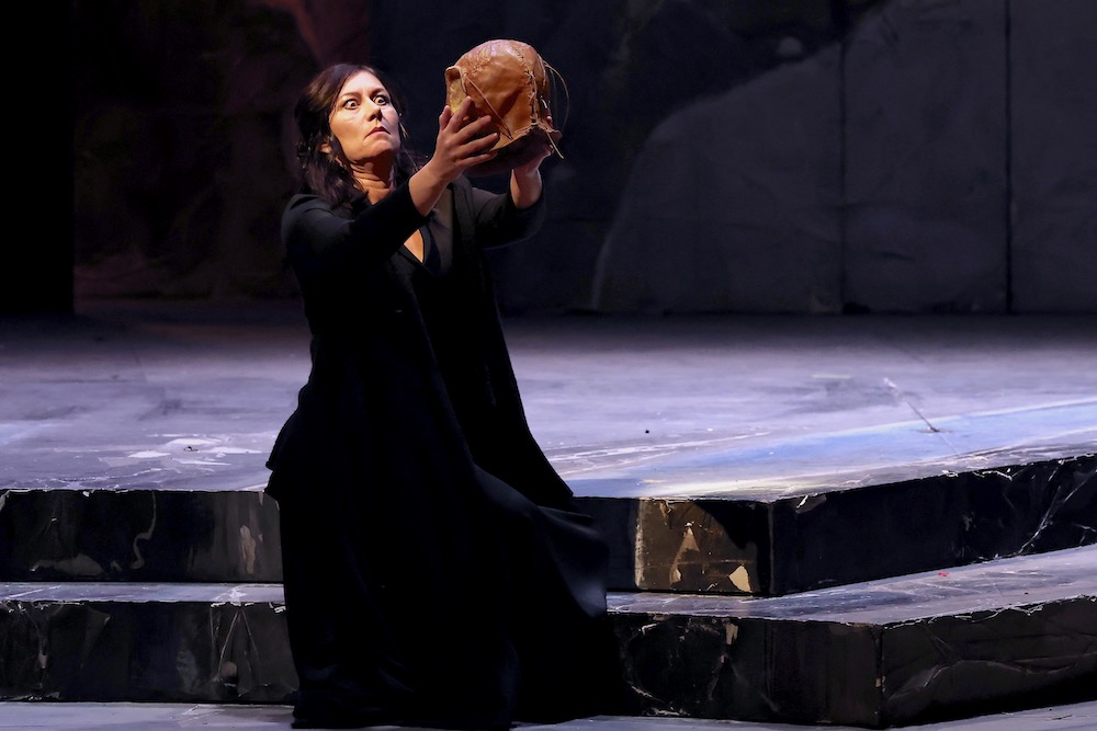 Cavalleria Rusticana, al Teatro Carlo Felice di Genova, emoziona al primo ciak