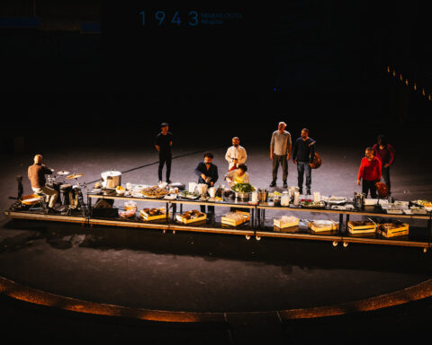 Beytna: la casa libanese di Omar Rajeh si apre al Teatro della Tosse per ReC 2025, Genova.