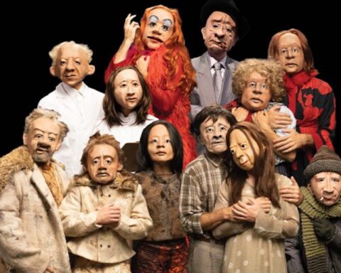 Il collettivo Familie Flöz al Teatro della Tosse celebra trent’anni senza parole.