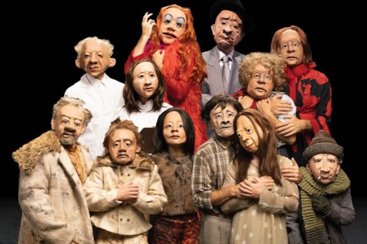 Il collettivo Familie Flöz al Teatro della Tosse celebra trent’anni senza parole.