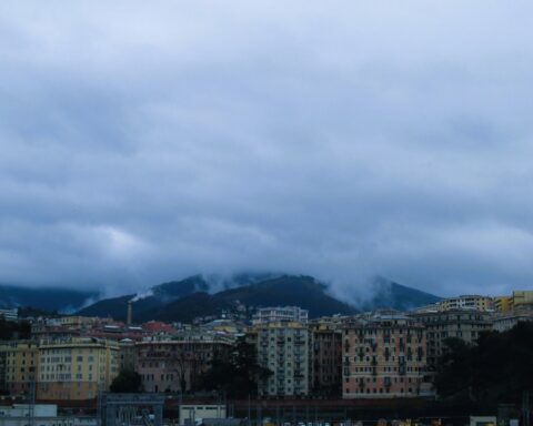 Quando il cielo si chiude. La pioggia a Genova