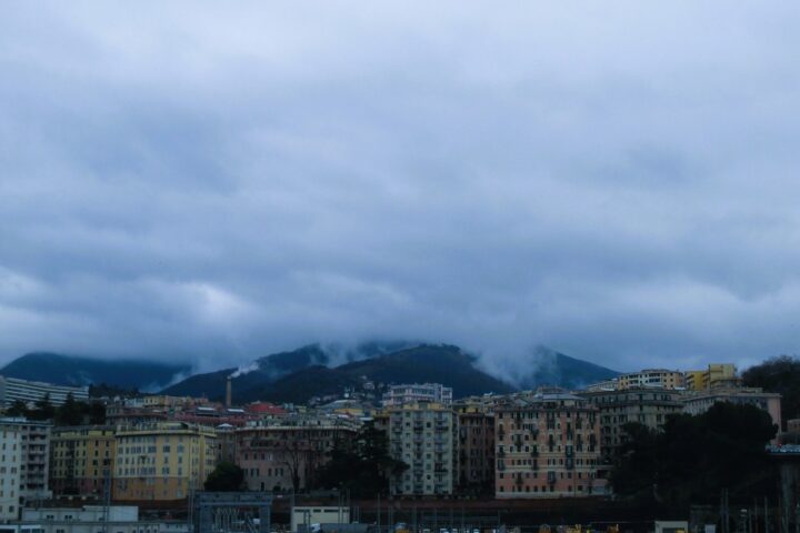 Quando il cielo si chiude. La pioggia a Genova