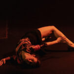 Dal bordo di un palco immaginario Giordano affida a Tansini Tu non mi perderai mai. Rassegna Resistere e Creare SPAZIO al Teatro della Tosse.