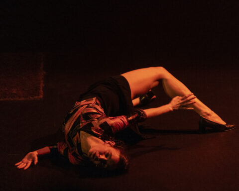 Dal bordo di un palco immaginario Giordano affida a Tansini Tu non mi perderai mai. Rassegna Resistere e Creare SPAZIO al Teatro della Tosse.