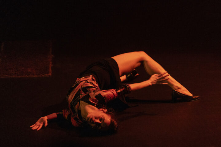 Dal bordo di un palco immaginario Giordano affida a Tansini Tu non mi perderai mai. Rassegna Resistere e Creare SPAZIO al Teatro della Tosse.