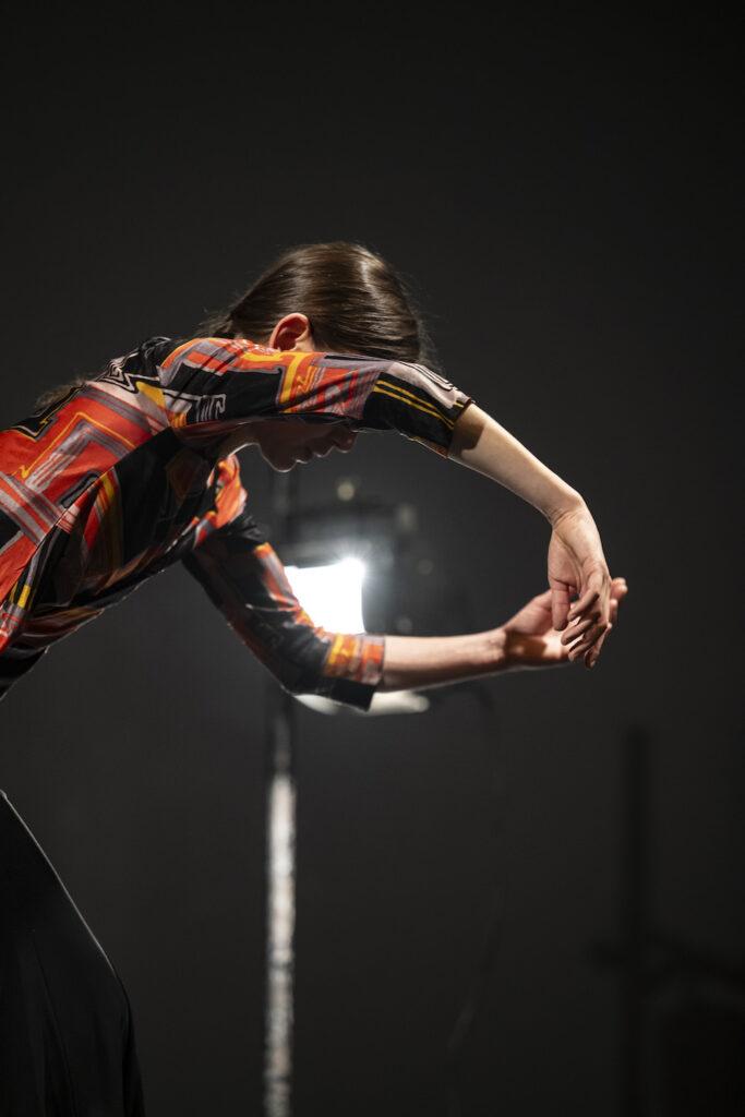 Dal bordo di un palco immaginario Giordano si affida a Stefania Tansini. Rassegna Resistere e Creare SPAZIO al Teatro della Tosse.