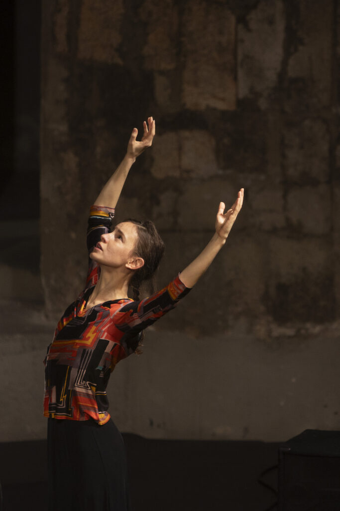 Dal bordo di un palco immaginario Giordano affida a Tansini Tu non mi perderai mai. Rassegna Resistere e Creare SPAZIO al Teatro della Tosse.