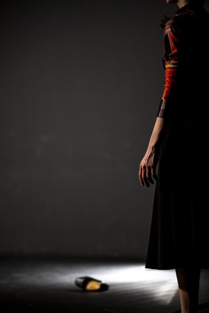 Dal bordo di un palco immaginario Giordano si affida a Stefania Tansini. Rassegna Resistere e Creare SPAZIO al Teatro della Tosse.