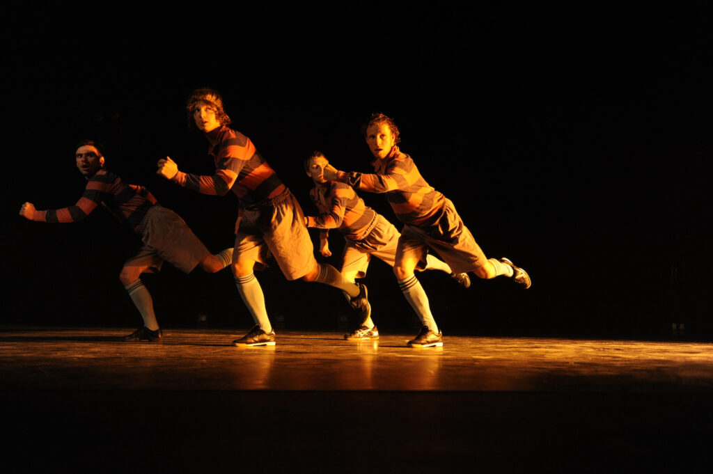 A dance tribute to the art of football, il gioco in posa di Jo Strømgren al Teatro della Tosse per REC 2026. Genova