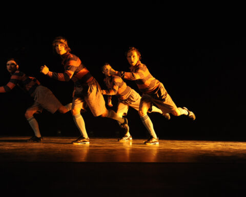 A dance tribute to the art of football, il gioco in posa di Jo Strømgren al Teatro della Tosse per REC 2026. Genova