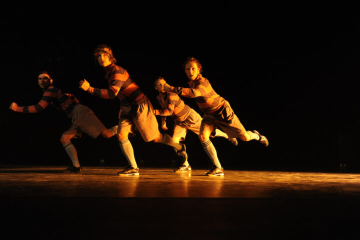 A dance tribute to the art of football, il gioco in posa di Jo Strømgren al Teatro della Tosse per REC 2026. Genova